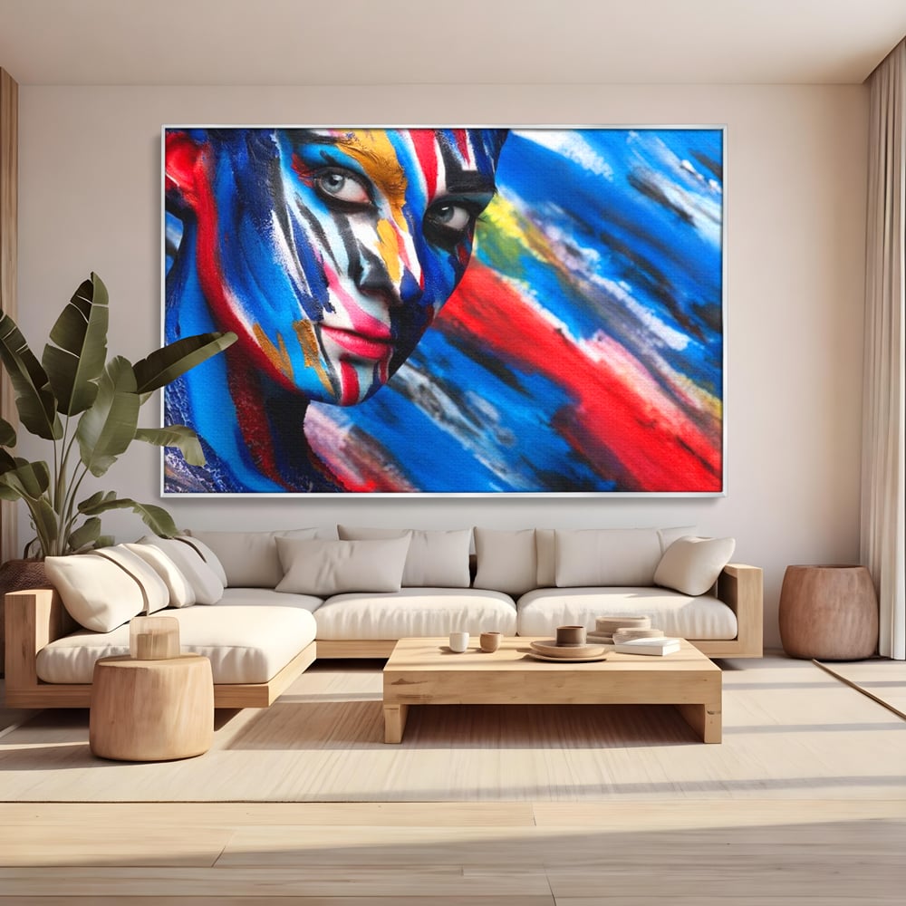 Tablou canvas cu tablou canvas cu fata de femeie pictata, in rama de aluminiu argintiu, pe perete intr-un living